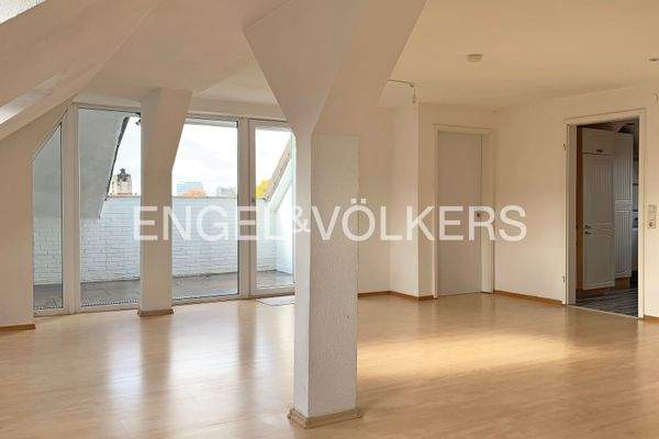 Lichtdurchflutetes Wohnzimmer mit Zugang zur großzügigen Dachterrasse