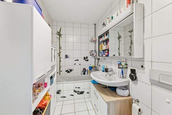 Bad mit Dusche und Badewanne