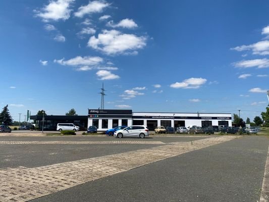 Blick auf Autohaus und längste Fläche des Platze