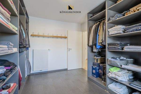 Ehemalige Küche, heute stilvolle Ankleide – ein Raum voller Möglichkeiten.