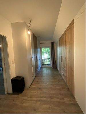 Ankleidezimmer angrenzend am Elternschlafzimmer