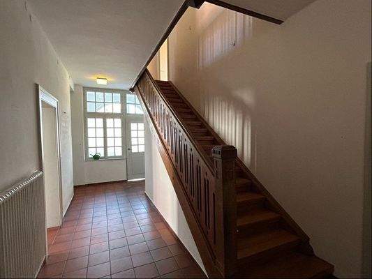 Treppenhaus und Flur im Erdgeschoss
