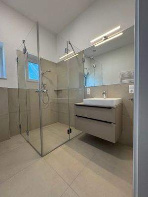 Tageslichtbad mit ebenerdiger Dusche