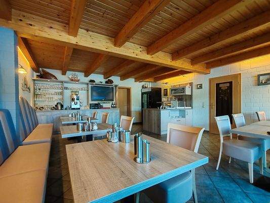 Großer Frühstücksraum mit Theke