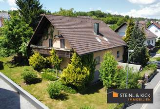 Wohnhaus mit Garten und Garagen