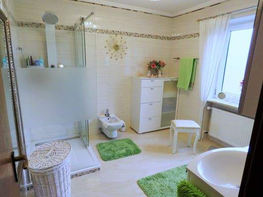 Bad mit Dusche im OG