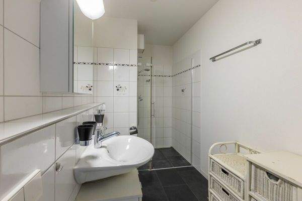 Zweites Badezimmer mit bodenebener Dusche, Lavabo und WC