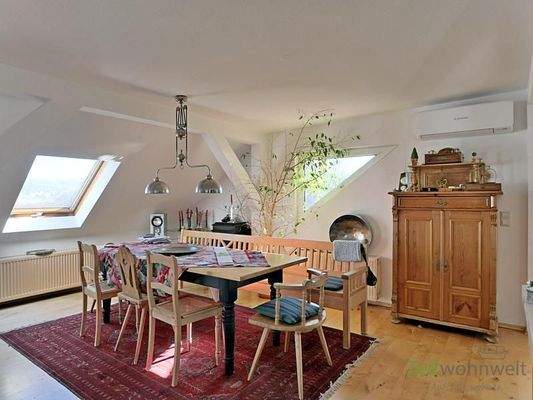 großer Esstisch im Wohnzimmer