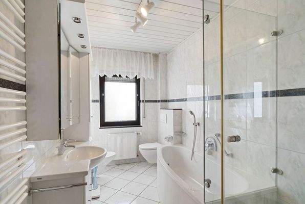 Tageslichtbad mit Dusche und Wanne