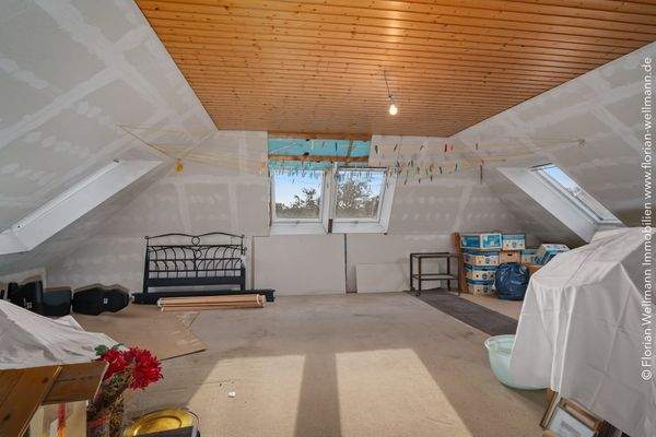 Dachgeschoss (45,23m²) mit Dachfenstern zu allen Seiten ... 