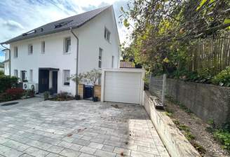 Vorplatz mit Garage