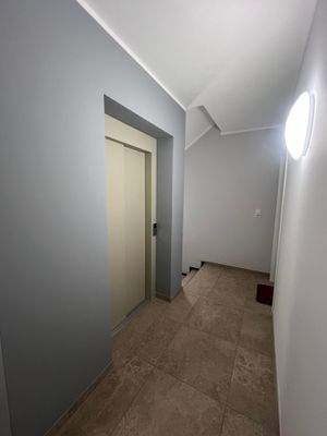 Fahrstuhl und Treppenhaus