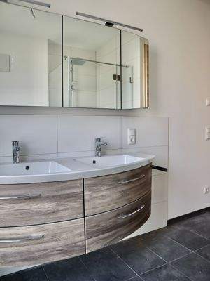 Ausstattung Bad - Doppelwaschtisch und Spiegelschrank