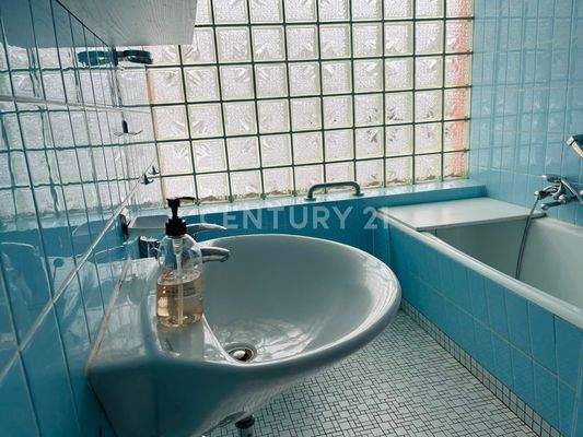 Badezimmer mit Wanne und Dusche OG