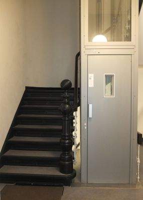 Treppenhaus mit Fahrstuhl.jpg