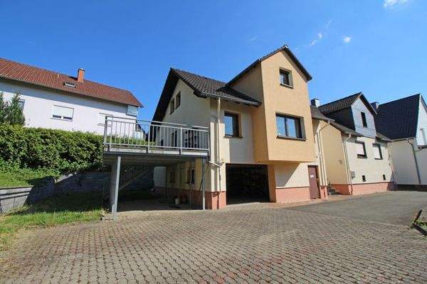 19_Hausansicht mit Carport