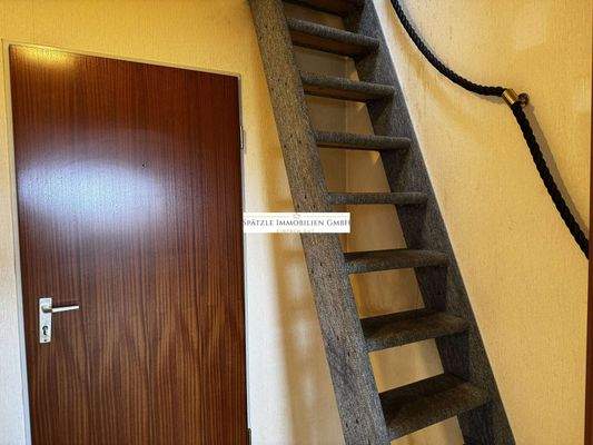 Eingangstüre mit Aufgang zum Schlafbereich 