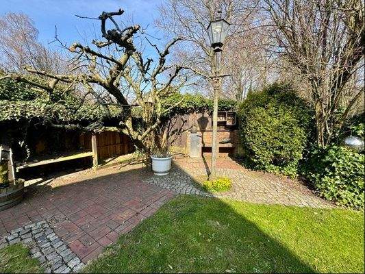 zweite Sitzecke mit Grill und Abstellraum