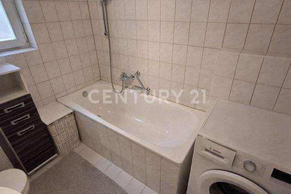 Tageslichtbadezimmer mit Badewanne