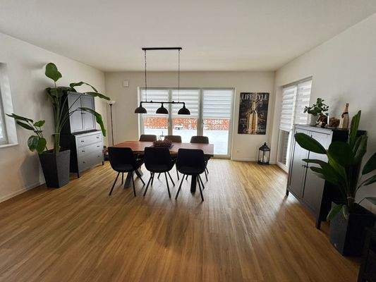 Das geräumige Wohnzimmer mit Blick in den Garten