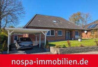 Straßenansicht mit Carport