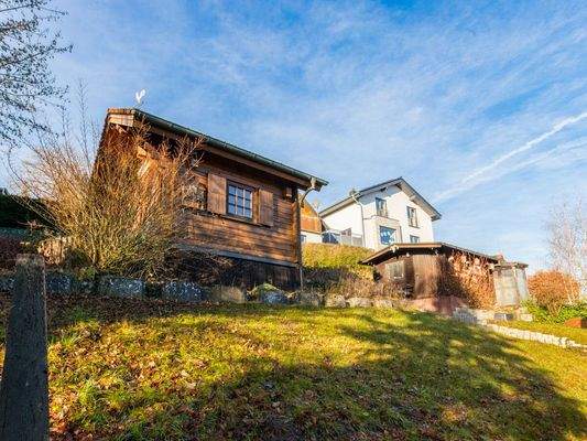 Gartenhaus und Voliere