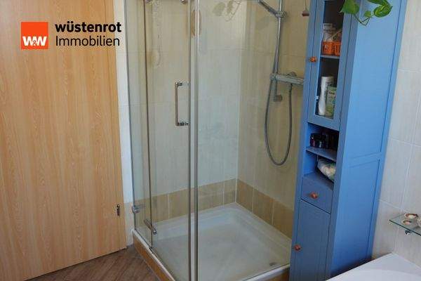 Hauptbad mit Dusche und Wanne