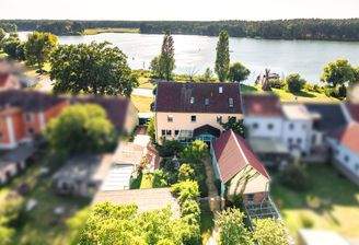 Luftaufnahme mit Blick zum See