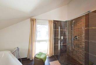 Wellness-Bad mit Dachfenster