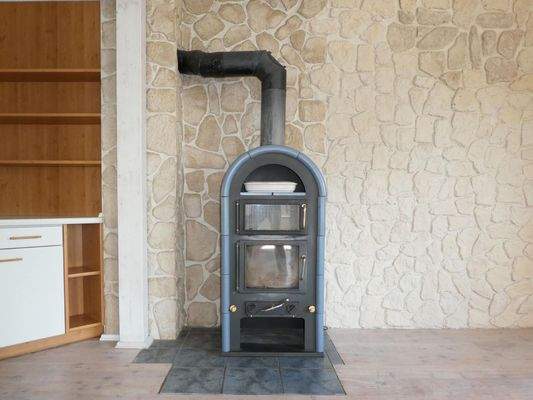 Holzofen im Essbereich