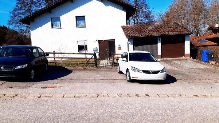 Hauseingang und Garage