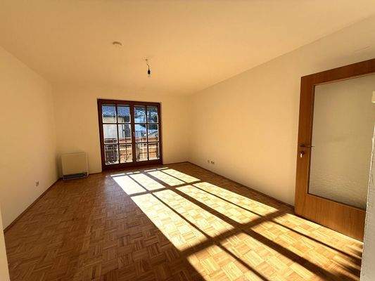 Wohnzimmer mit Ausgang auf die Loggia