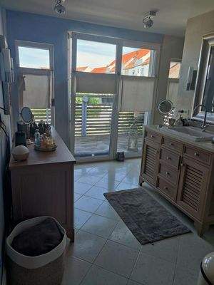 Wohnzimmer im DG mit Zugang zum Balkon