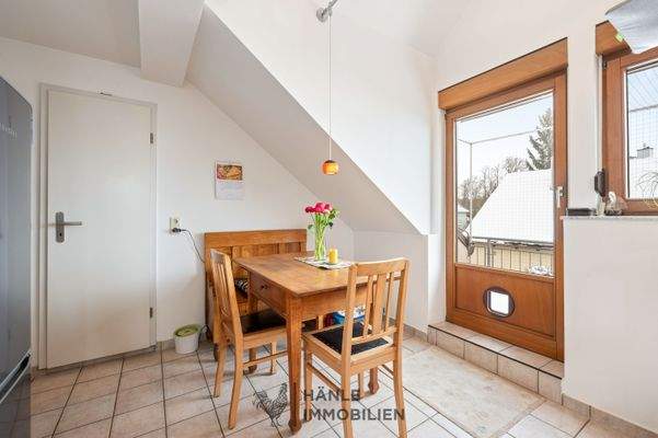 Essbereich mit Zugang zum Balkon