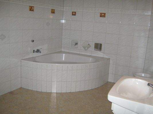 Bad mit Eckbadewanne WE 161 m²