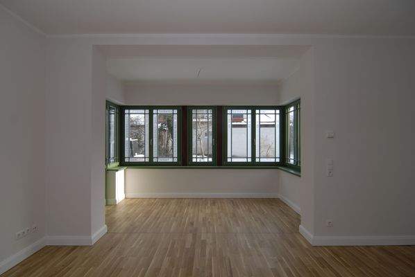 Wohnbereich mit Blick auf den Wintergarten 