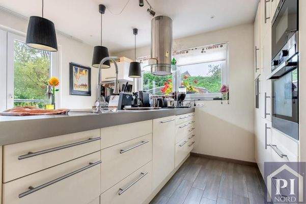 Backofen und Mikrowelle auf Arbeitshöhe