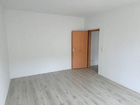 Wohnzimmer mit Balkon (2).JPG