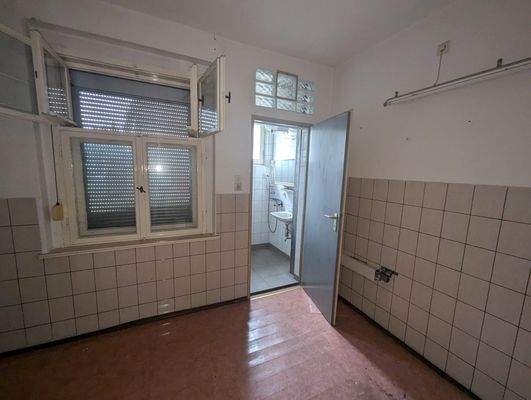 Küchenbereich im Erdgeschoss mit Zugang zum WC