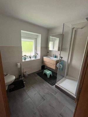 2. Bad Dusche Fenster.JPG