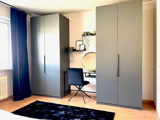 Schränke, Tisch Schlafzimmer neu mit Einrichtung.j