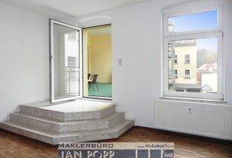 Wohnzimmer mit Zugang zum Gemeinschaftsbalkon