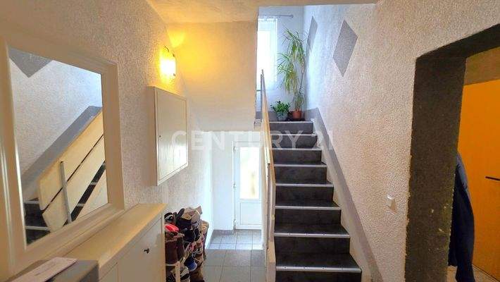 Flur / Treppenhaus mit Zugang zum Garten und den Etagen