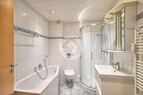 Das freundliche Bad mit Badewanne und Dusche 