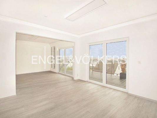 Wohn-/Esszimmer mit angrenzendem Sonnenbalkon