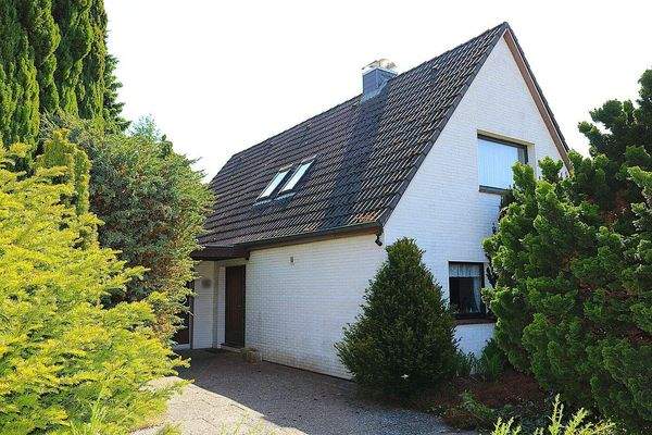 Blick von der Straße auf das Haus