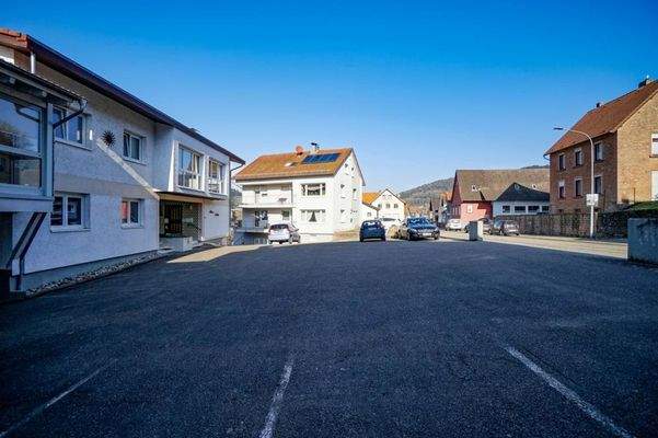 Großer Hof mit Stellplätzen