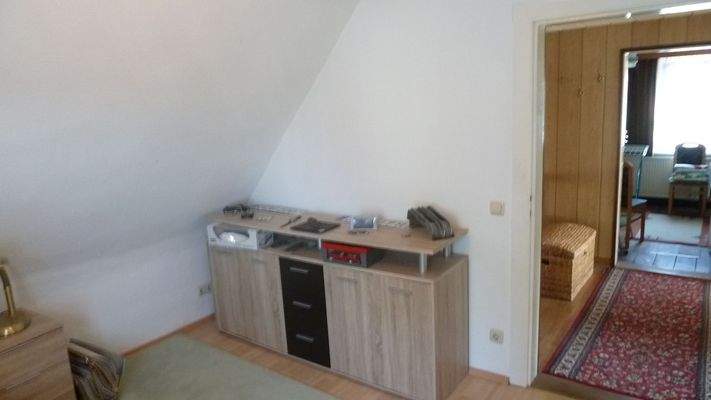 Blick vom Schlafzimmer über den Flur zum Bad