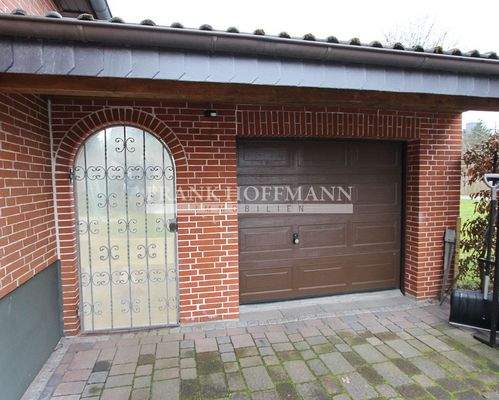 Garage und Zugang zum hinteren Garten