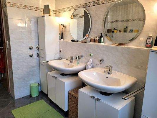 keine Gedränge - Bad m. 2 Waschbecken